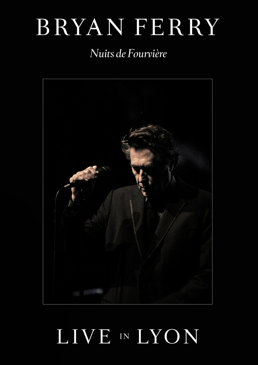 Bryan Ferry auf der Bühne, singt in ein Mikrofon. Schwarzweiß, mit Text.