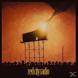 Red City Radio Albumcover. Brennende Werbetafel in orangefarbenem Nachthimmel. Menge unten.