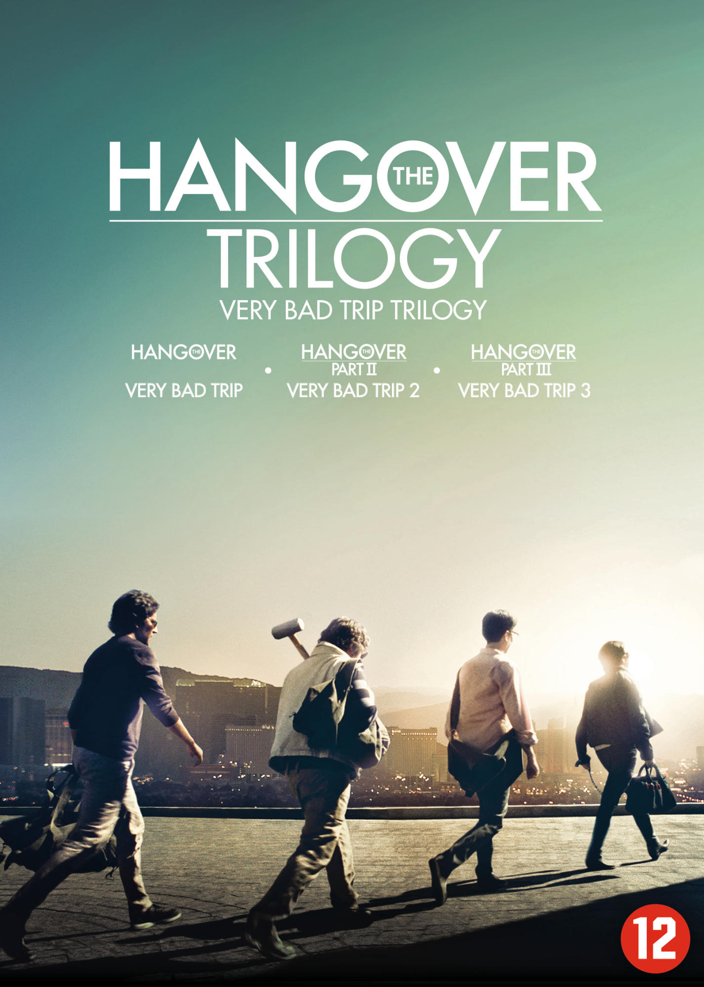 Pochette du DVD de Hangover Trilogy. Quatre hommes s'éloignant de la caméra. Skyline de la ville en arrière-plan.