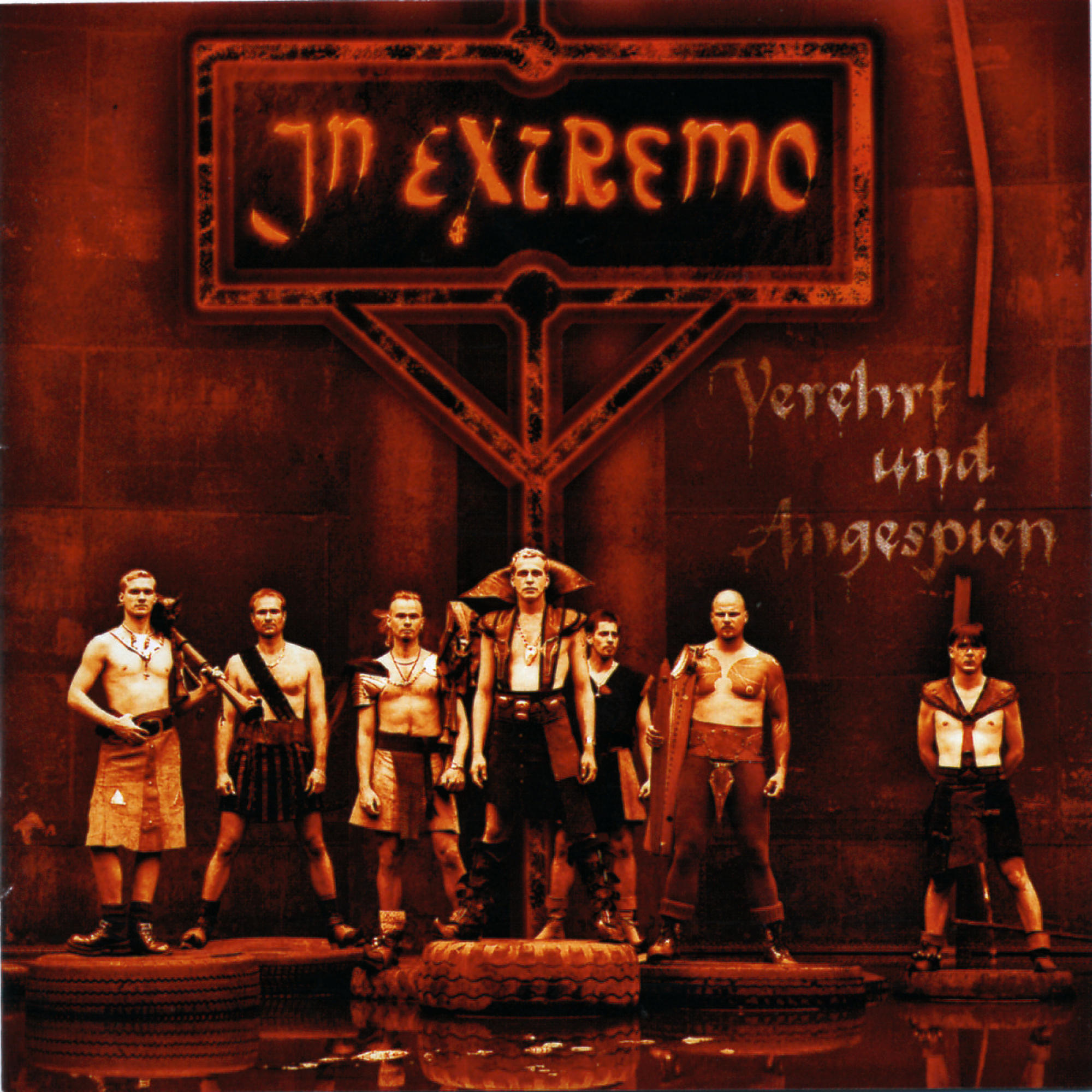 Eine Band von Männern, Albumcover. Gruppe von Männern mit verschiedenen Kostümen.