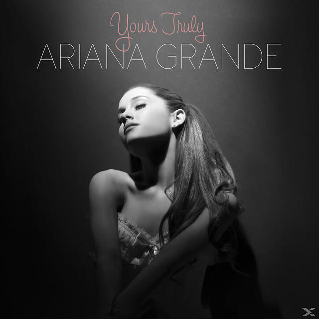 Albumcover von Ariana Grande. Schwarz-Weiß-Foto einer Frau mit langen Haaren.