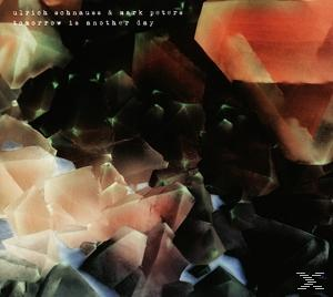 Albumcover: Abstrakte Kunst mit geometrischen Formen und Farben.