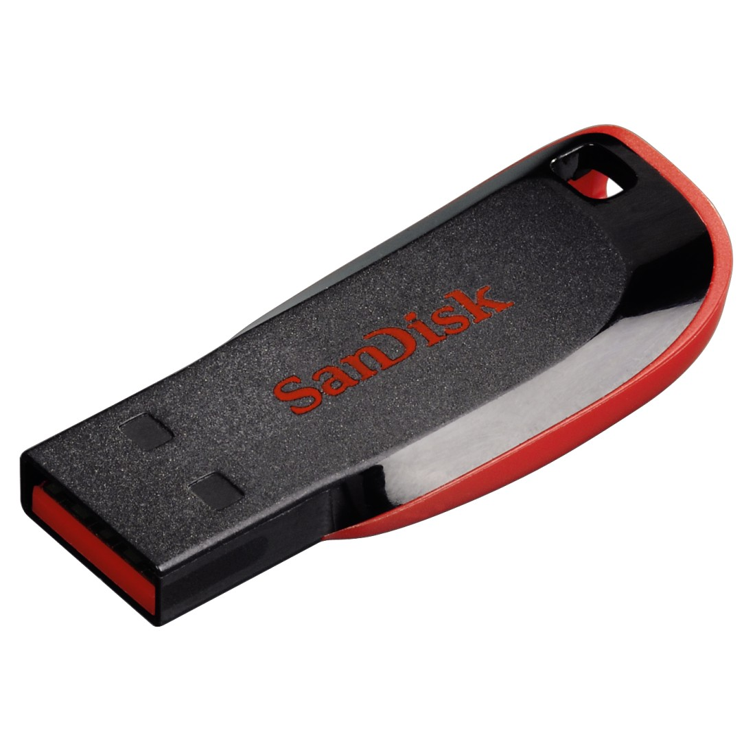 Ein schwarzer und roter SanDisk USB-Stick, nach links abgewinkelt, auf weißem Hintergrund.