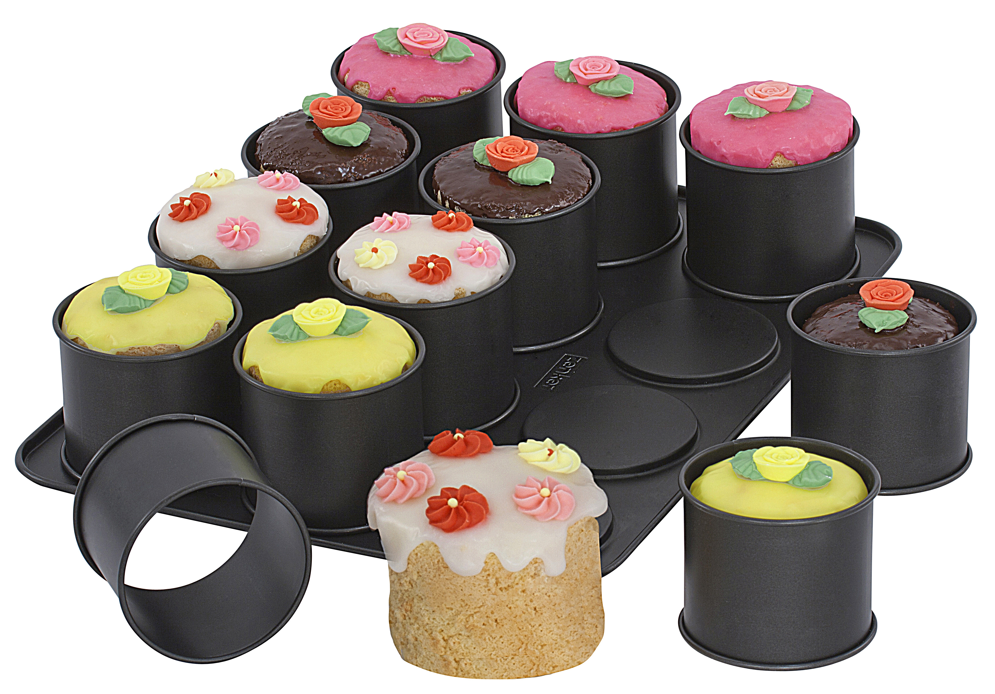 Eine Sammlung kleiner, dekorierter Kuchen in einzelnen Dosen auf einem Backblech.