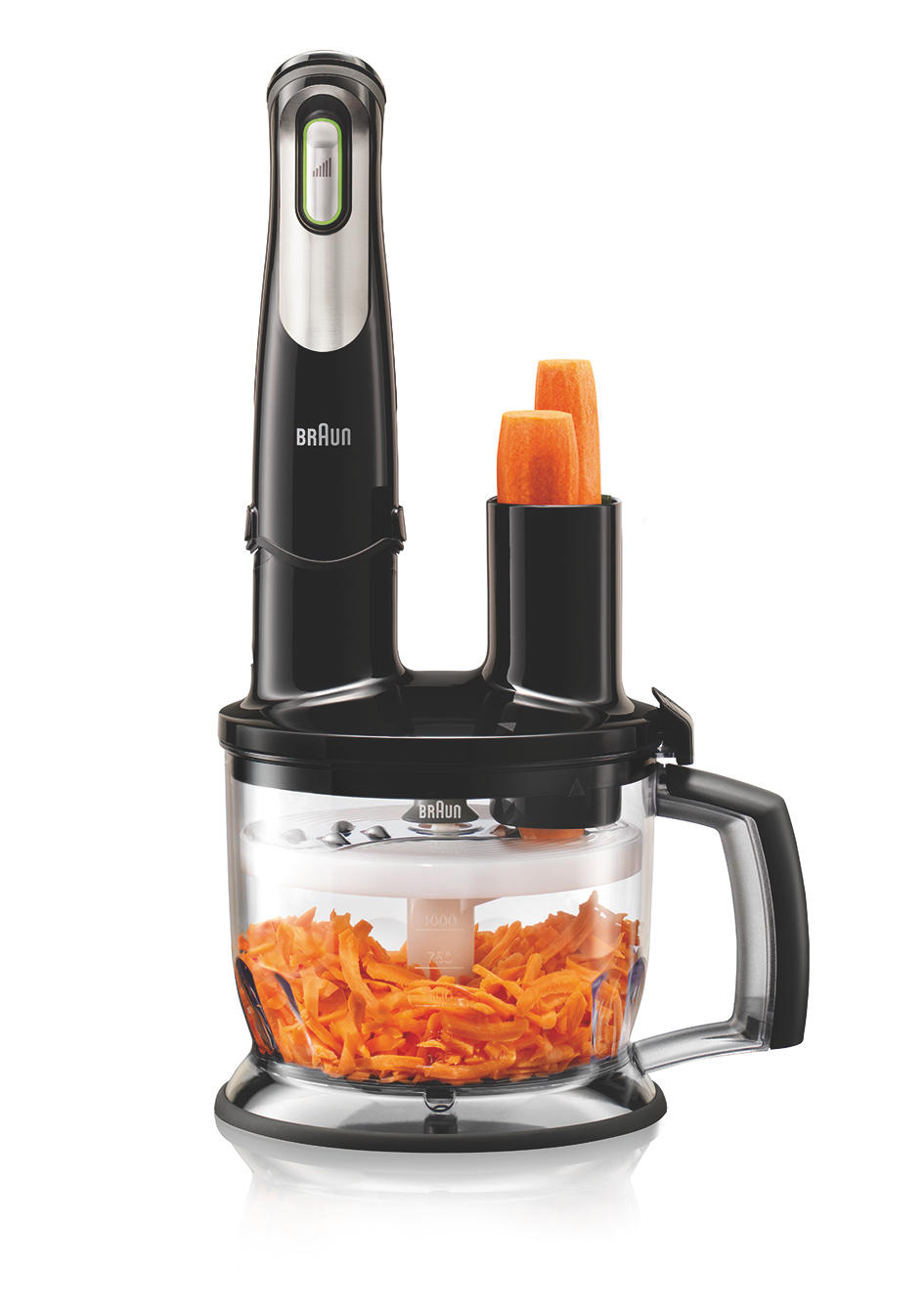 Schwarzer Braun-Handmixer mit Karotten. Die Schüssel enthält geriebene Karotten.