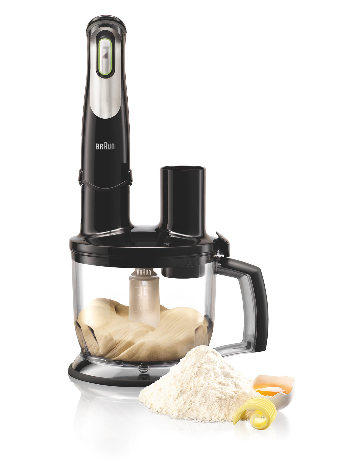 Ein schwarzer Braun-Foodprozessor mit Teig, Mehl, einem Ei und Butter. Weißer Hintergrund.