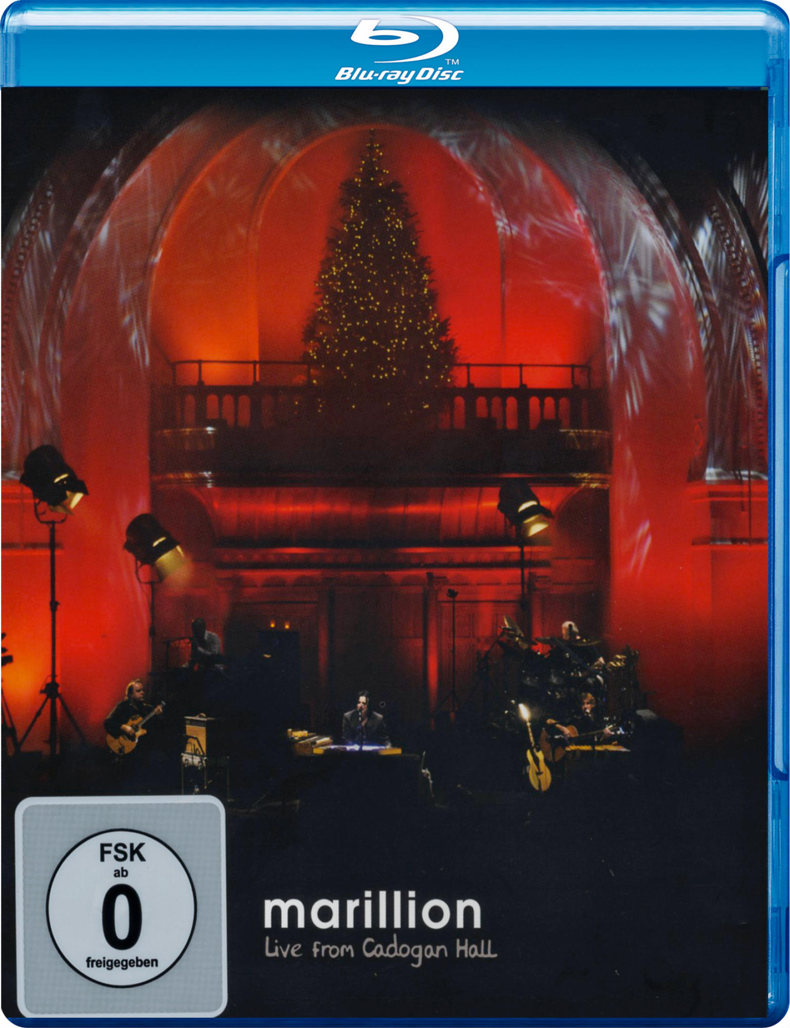 Marillion Live Blu-ray-Cover: Bühne mit Weihnachtsbaum. Rote Beleuchtung, Band spielt, in blauem Gehäuse.