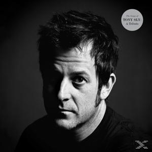 Schwarz-Weiß-Porträt eines Mannes mit dunklem Haar. Der Titel 'The Songs of Tony Sly: A Tribute' steht oben rechts.