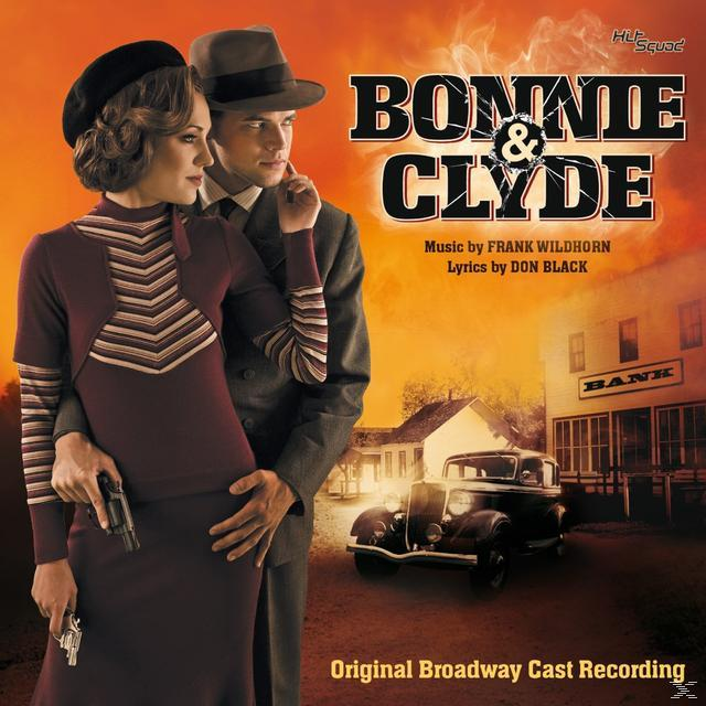 Poster des Musicals Bonnie & Clyde. Ein Paar mit einer Waffe, ein Auto und ein Gebäude im Hintergrund.