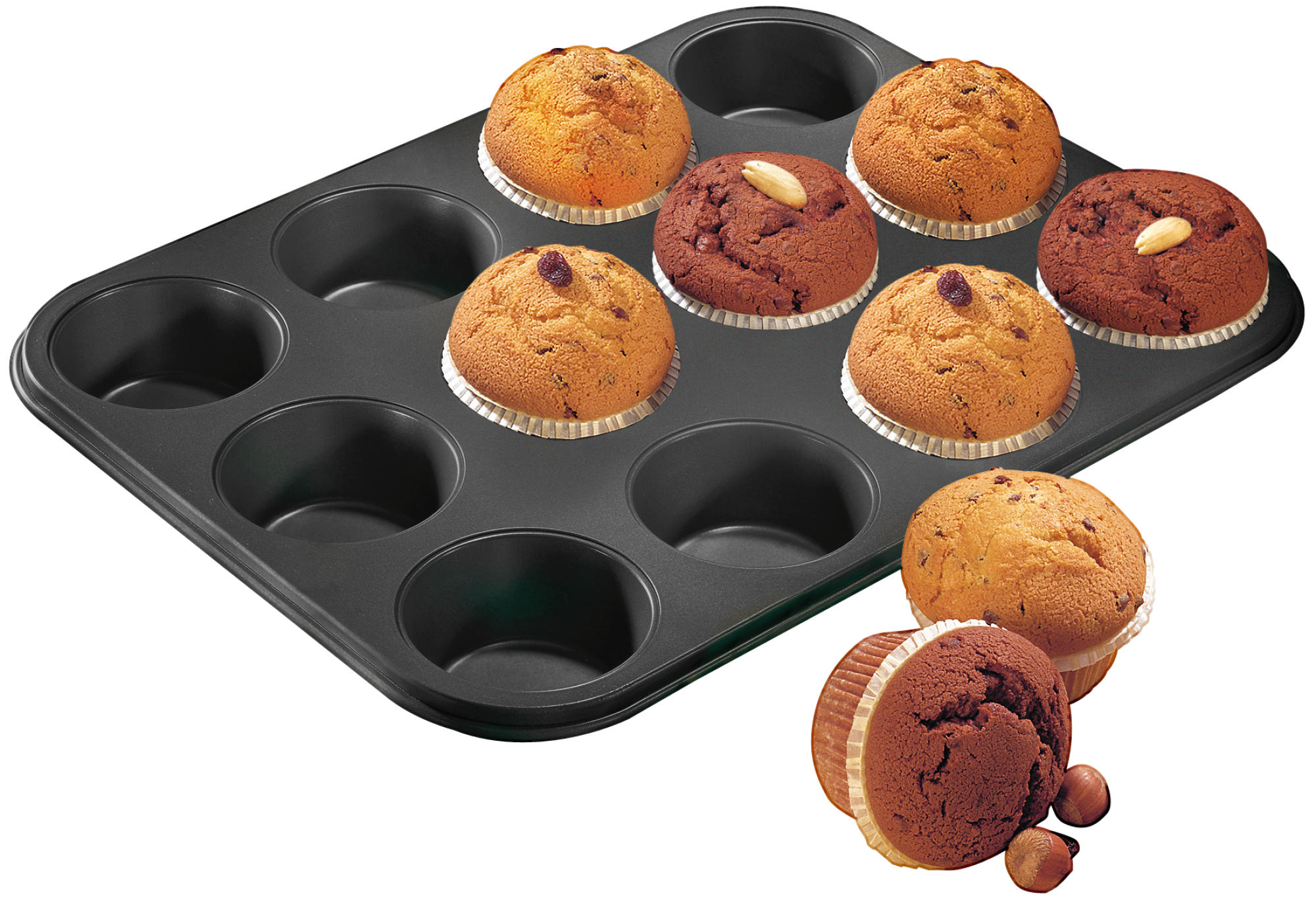 Muffinform mit Muffins. Einige sind goldfarben, einige schokoladenfarben. Haselnüsse sind vorne.