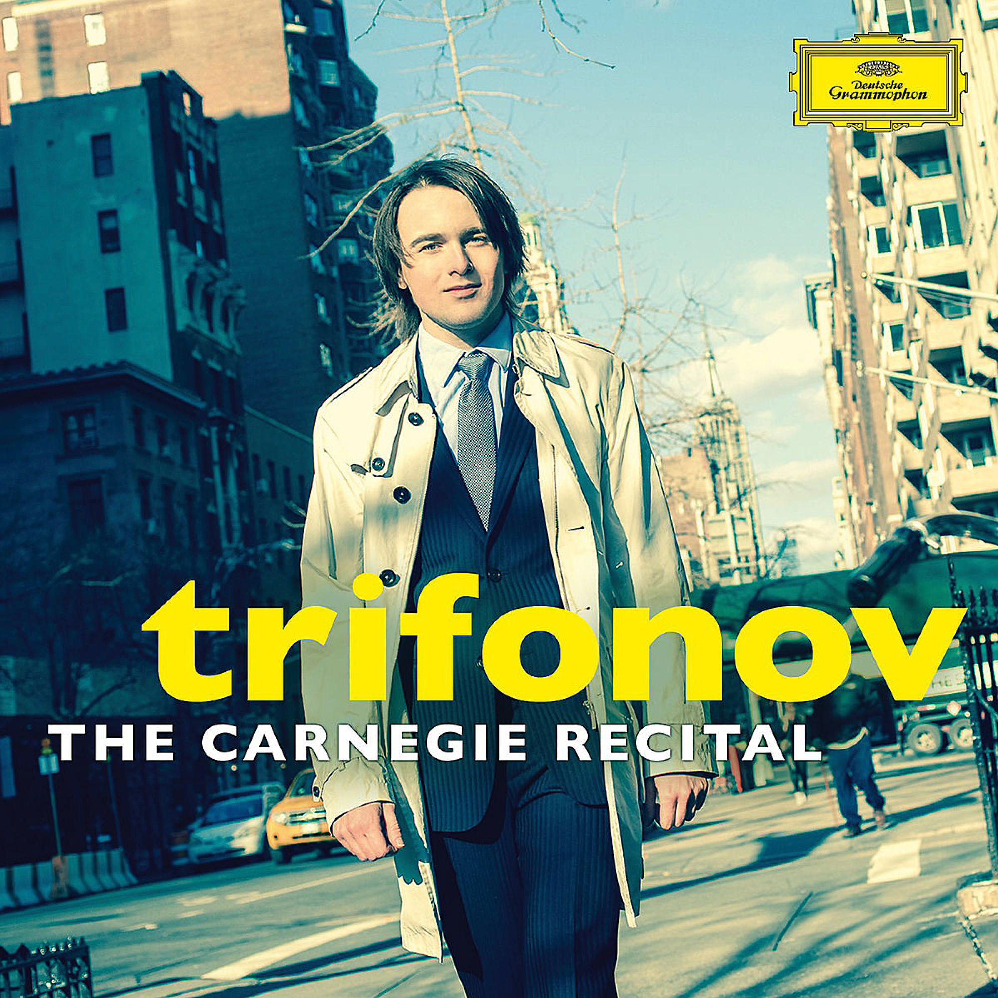 Albumcover. Mann im Mantel geht auf einer Stadtstraße. Text: Trifonov, The Carnegie Recital.