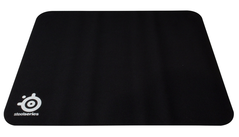 Siyah SteelSeries mouse pad. Solda beyaz SteelSeries logosu.
