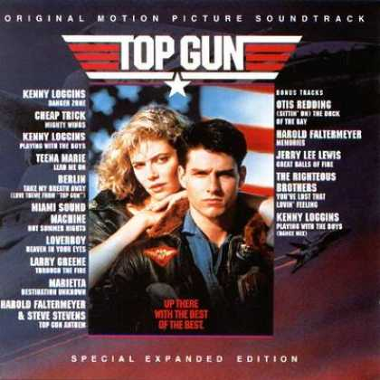 A Top Gun filmzene borítója. Két ember öleli egymást egy repülőgép és egy zászló előtt.