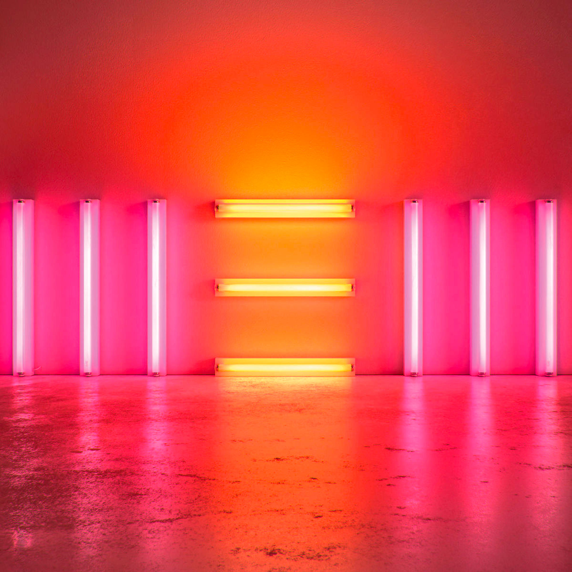 Innenaufnahme: Neonlichter in einer Reihe, rosa und orange Farbverlauf an den Wänden.