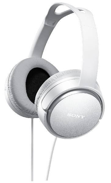 Auriculares Sony blancos con copas plateadas y cable blanco.