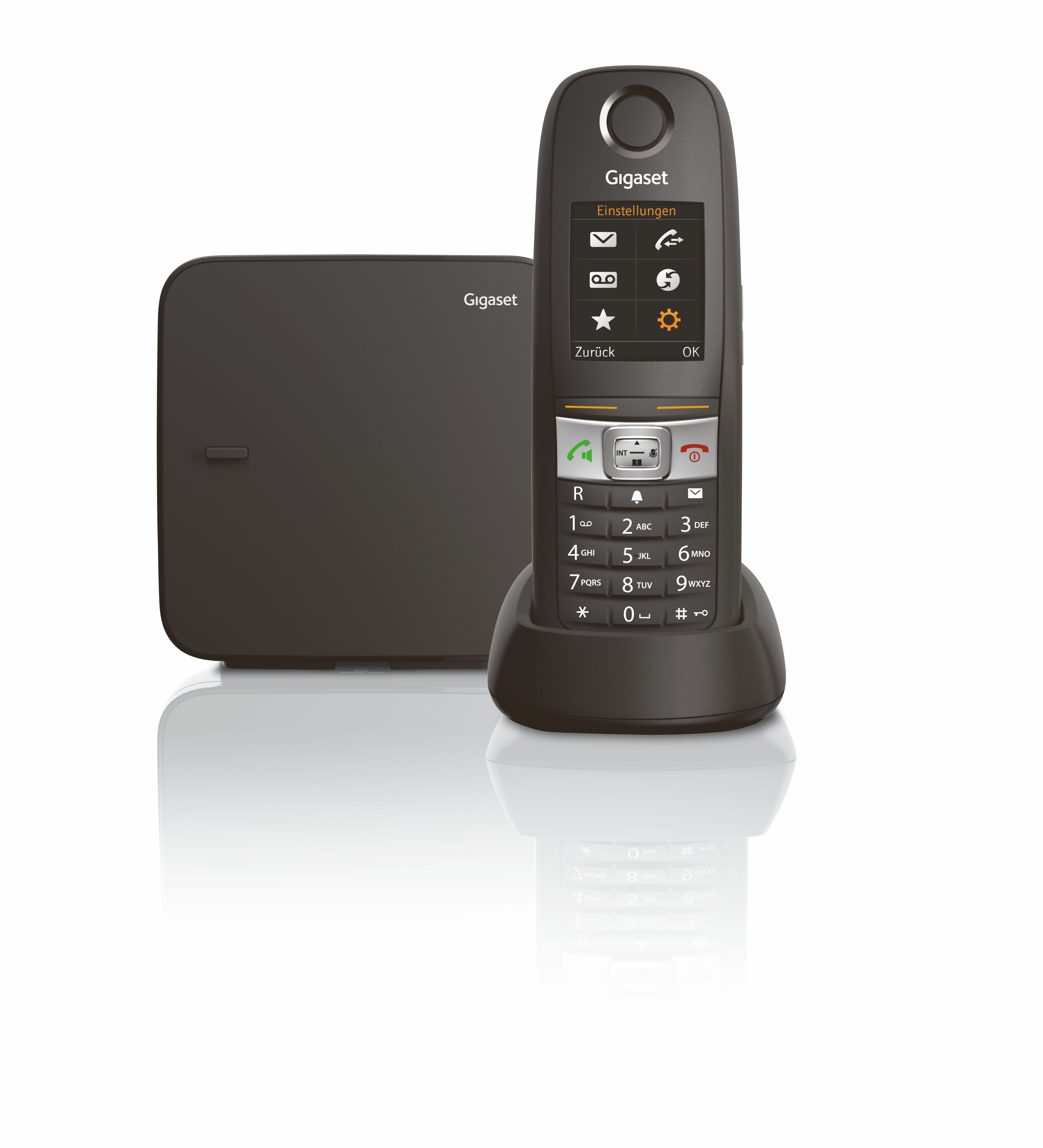 Eine schwarze Gigaset-Telefonbasis und -Hörer. Der Hörer befindet sich in seiner Ladestation. Weißer Hintergrund.
