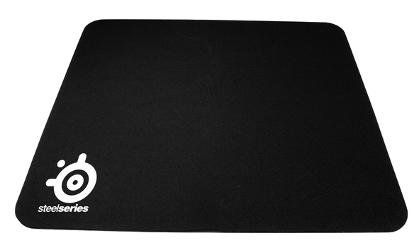Beyaz logolu siyah mousepad. SteelSeries logosu sol altta.