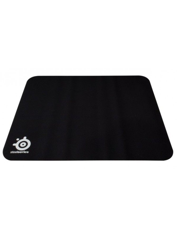 Sol alt köşede beyaz 'steelseries' logosu bulunan siyah mouse pad.