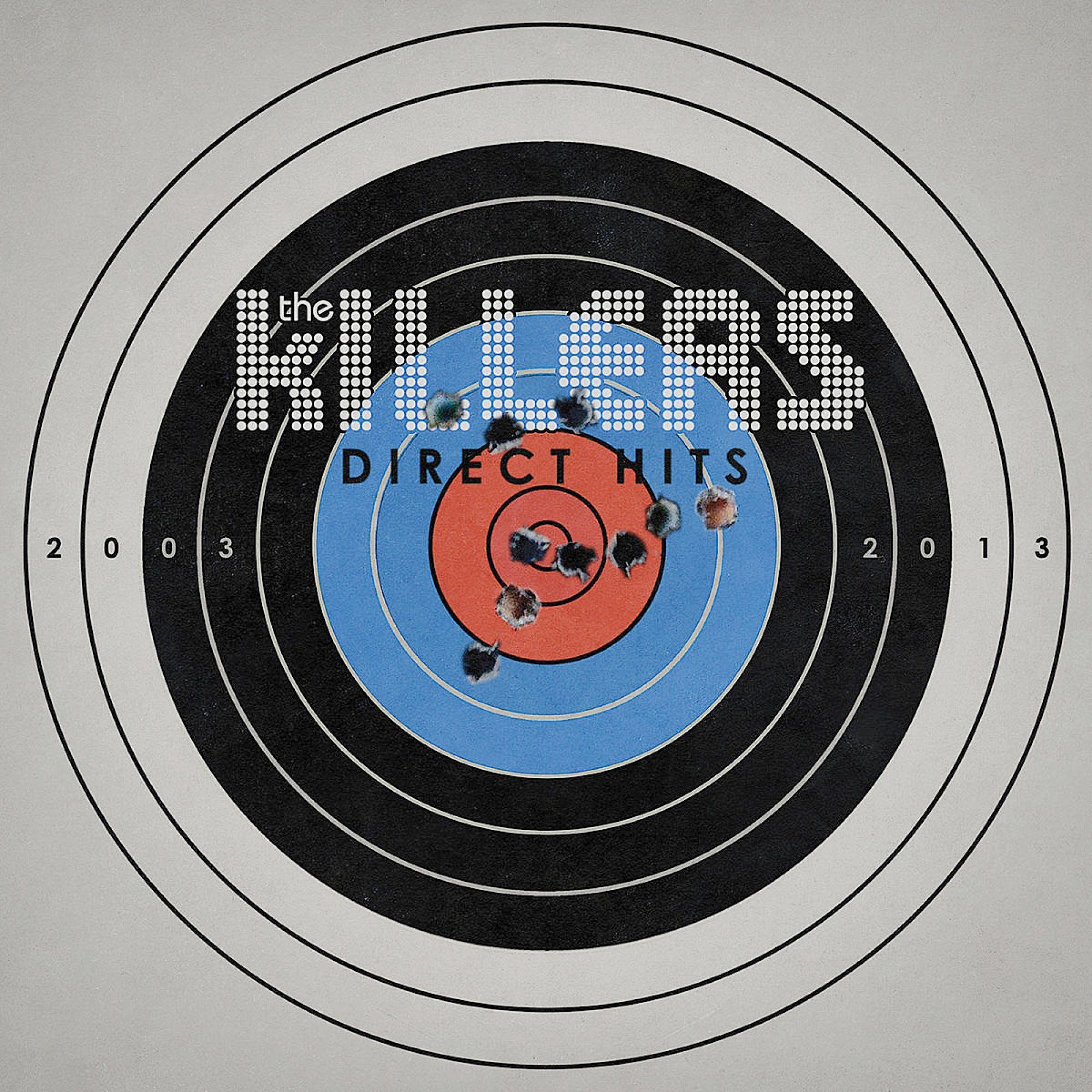 Doelwit met kogelgaten. The Killers 'Direct Hits' staat erop. De jaren 2003 en 2013.