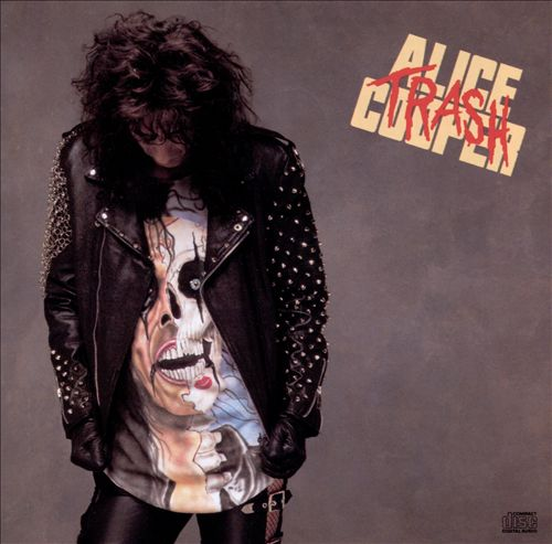 Album borító: Alice Cooper fekete bőrdzsekiben, koponya pólóban. Cím: Trash, piros szöveg.