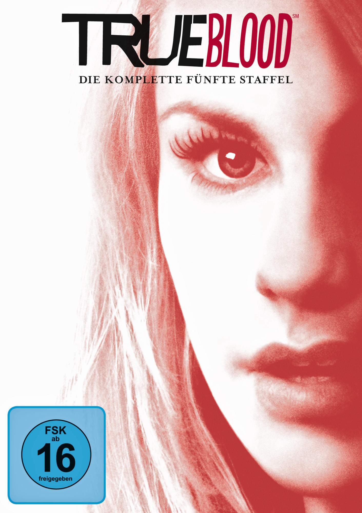 DVD-Cover mit dem Gesicht einer Frau, Nahaufnahme, mit dem Text 'TRUE BLOOD' und 'DIE KOMPLETTE FÜNFTE STAFFEL'.
