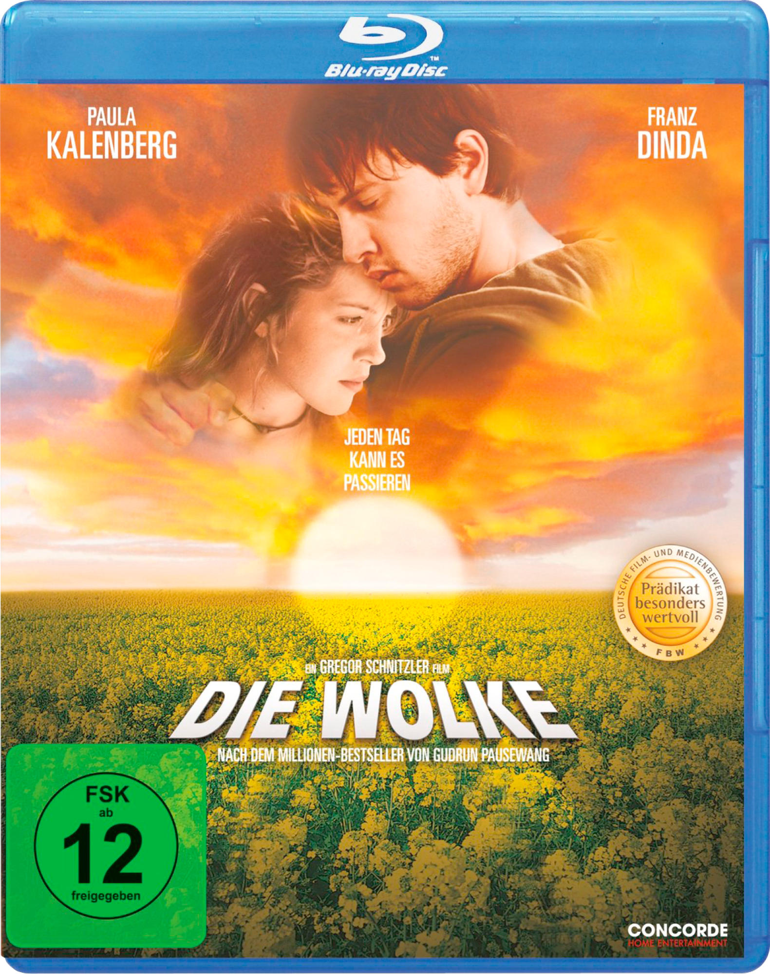 Filmcover: Paar umarmt sich über einem Feld gelber Blumen, blauer Himmel. Deutscher Text.