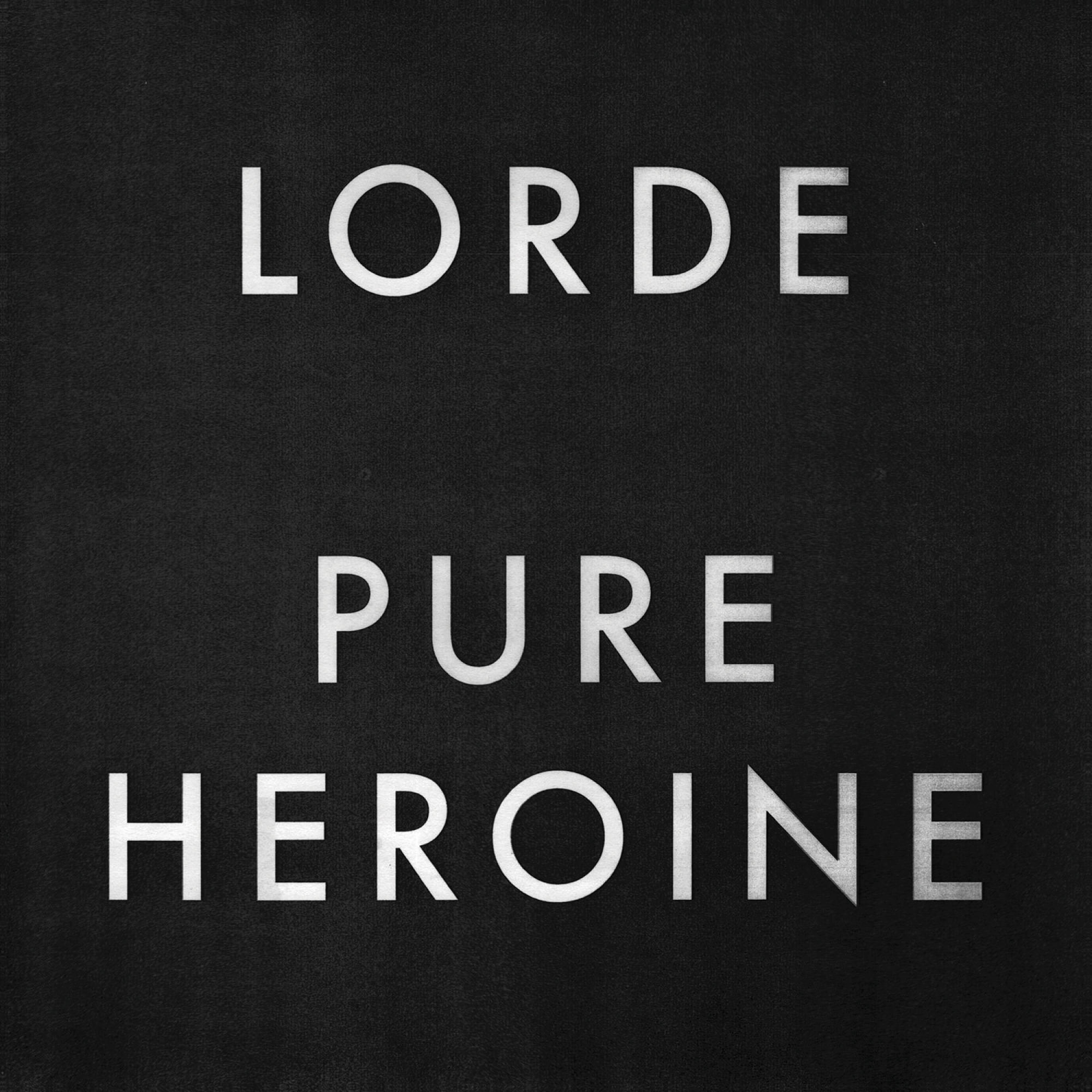Albumcover mit weißem Text 'LORDE' und 'PURE HEROINE' auf schwarzem Hintergrund.