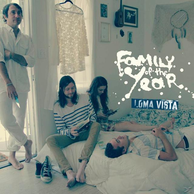 Bandmitglieder in einem Raum. Einer steht, andere sitzen auf einem Bett mit einem Schild, auf dem steht 'Family of the Year'.