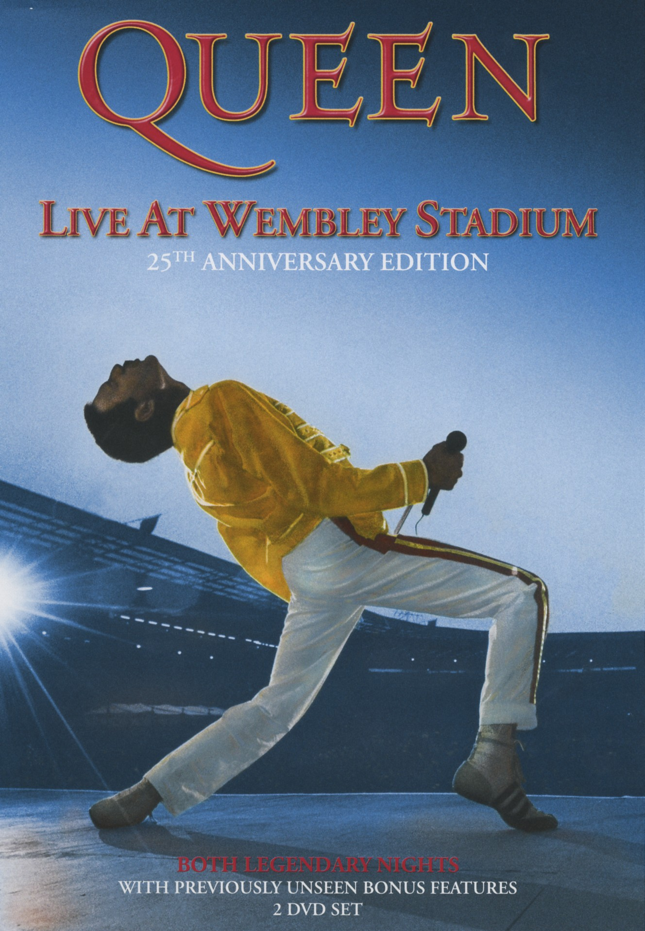 Queen DVD-Cover: Freddie Mercury auf der Bühne, Wembley Stadion, blauer Himmel, gelbe Jacke, weiße Hose.