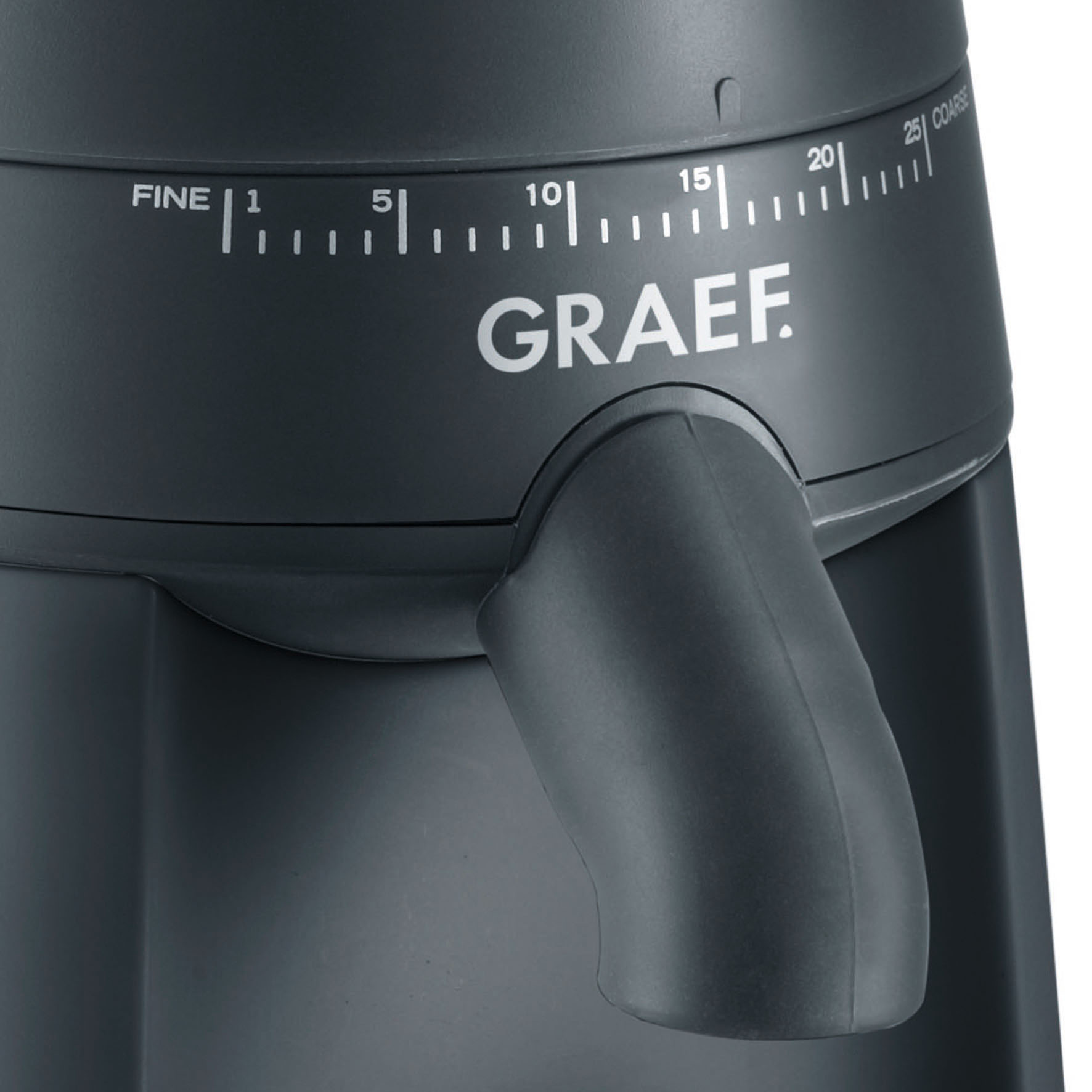 Nahaufnahme einer dunkelgrauen Kaffeemühle mit Einstellungen von 'FEIN' bis 'GROB' und dem GRAEF-Logo.