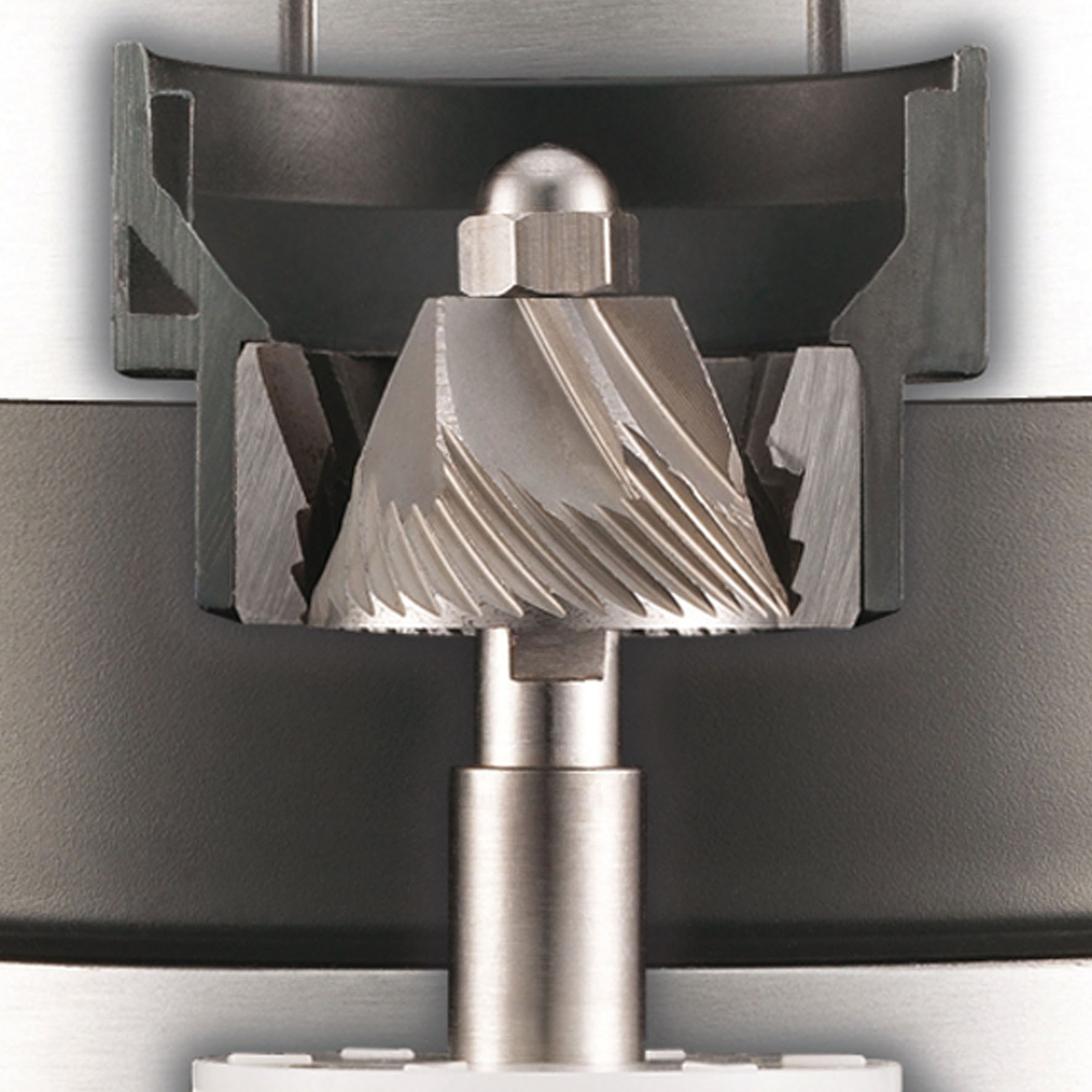 Nahaufnahme der Mahlscheiben einer Kaffeemühle. Metallteile mit filigranem Spiraldesign.