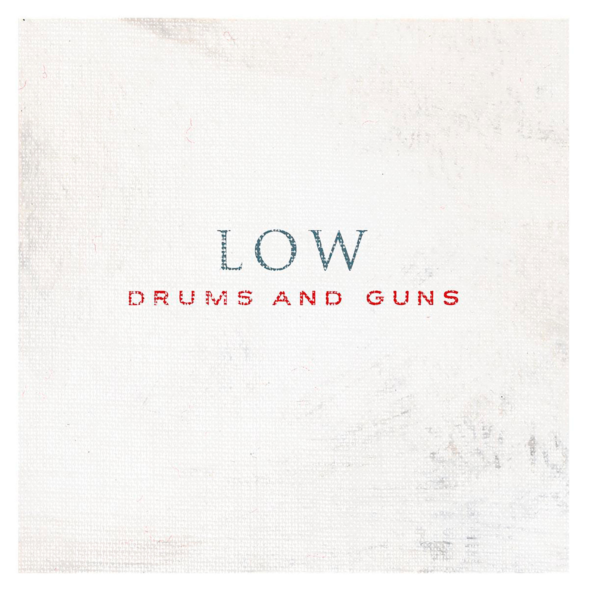 Low Albumcover. Text 'LOW' in Blau und 'DRUMS AND GUNS' in Rot auf Weiß.