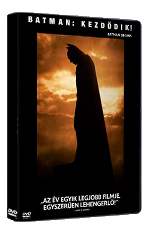 Batman Begins DVD-borító. Batman sziluettje narancssárga égen áll. Fekete borító.