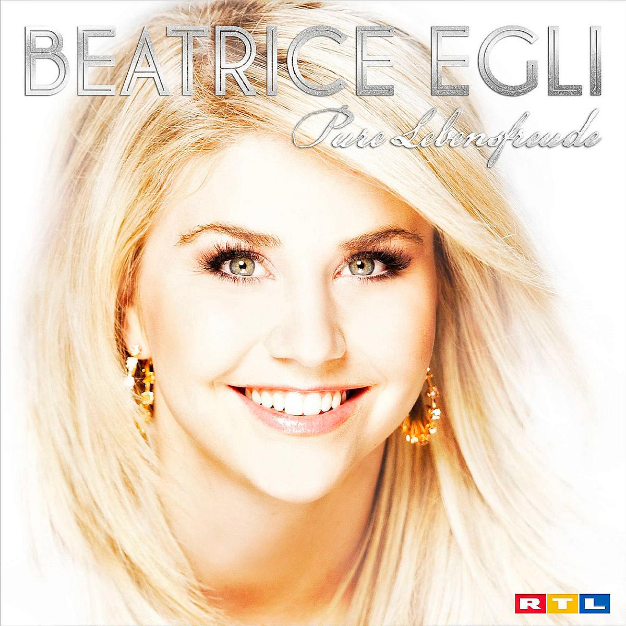 Albumcover: Lächelnde Frau mit blonden Haaren, Ohrringen. Titel: Beatrice Egli - Pure Lebensfreude.