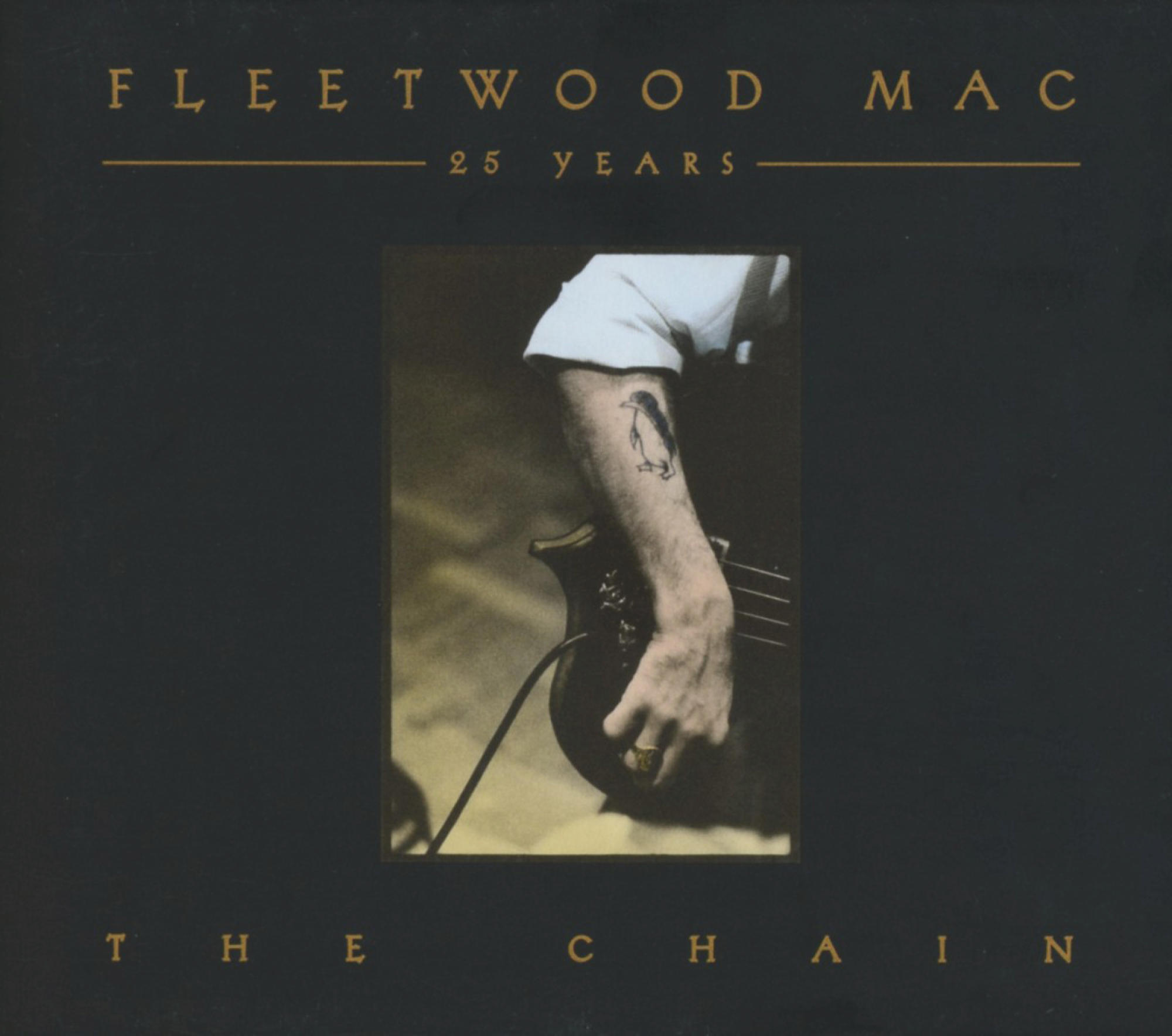 Albumcover. Ein dunkler Hintergrund. Der Arm eines Mannes mit Tattoo und eine Bassgitarre. Der Text lautet 'Fleetwood Mac'.