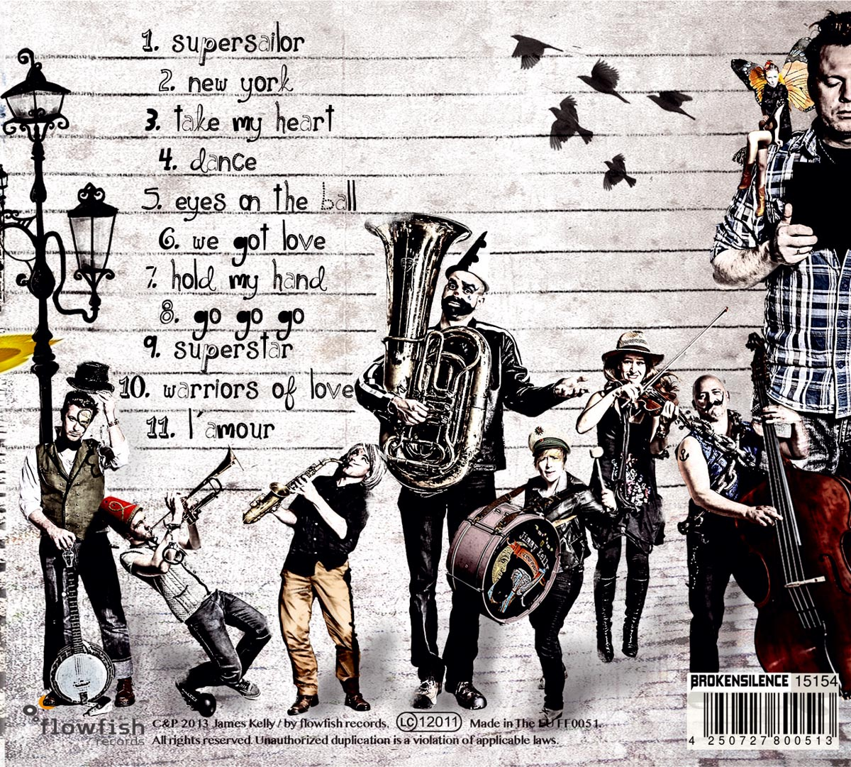 Albumcover mit Band, die mit verschiedenen Instrumenten spielt. Texte und Vögel auf Holzgrund.
