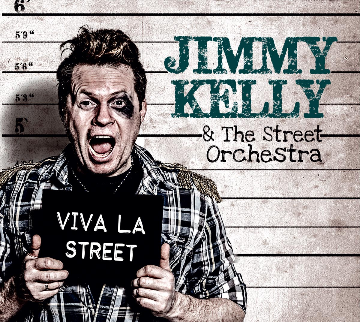 Albumcover. Mann hält Schild 'Viva La Street'. Fahndungsfoto-Einstellung, verletztes Auge, geöffneter Mund.