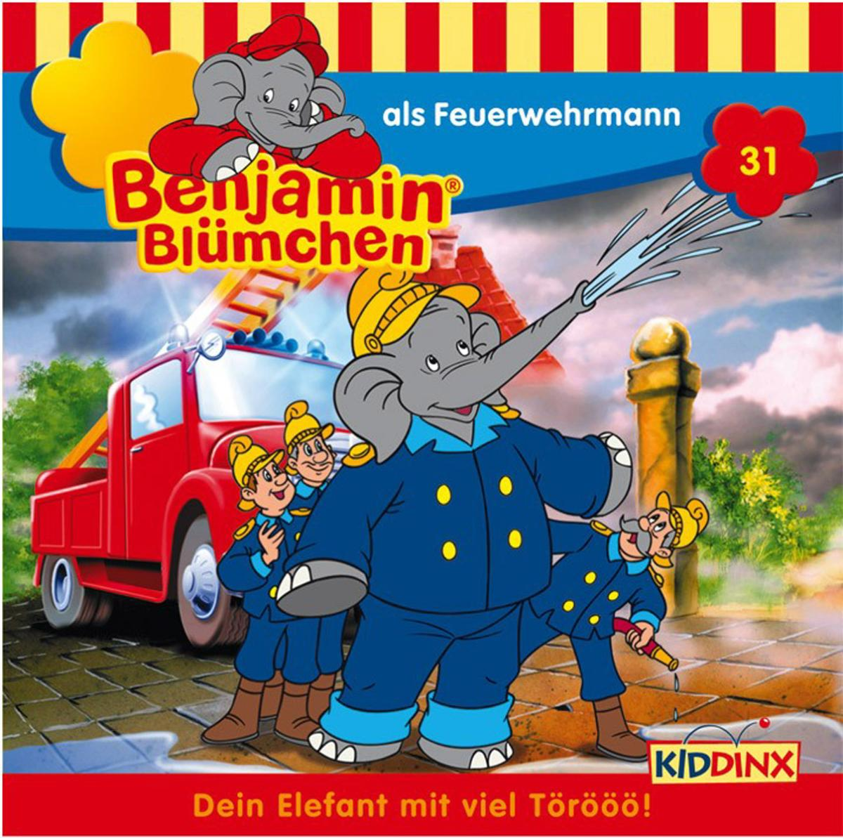 Benjamin Blümchen, ein Elefantenfeuerwehrmann, spritzt Wasser aus einem Feuerwehrauto, mit anderen Feuerwehrleuten.