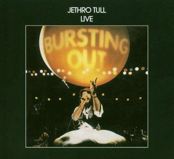 Album borító Jethro Tull-lal, élőben egy nagyméretű, kivilágított léggömb alatt.