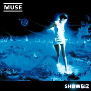 Albumcover mit einer Frau in Weiß, die leuchtet. Der Hintergrund ist dunkel mit Blautönen. Die Band ist MUSE, 'Showbiz'.