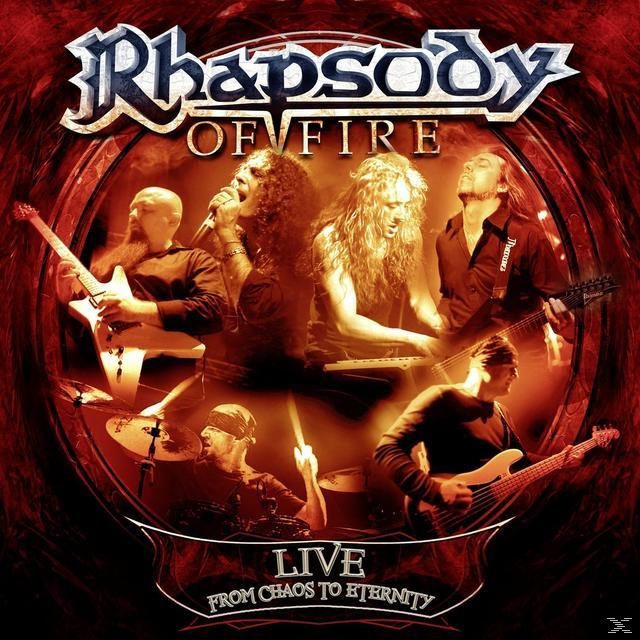 Rhapsody of Fire Live-Albumcover. Bandmitglieder treten auf der Bühne auf. Rot- und Schwarztöne.