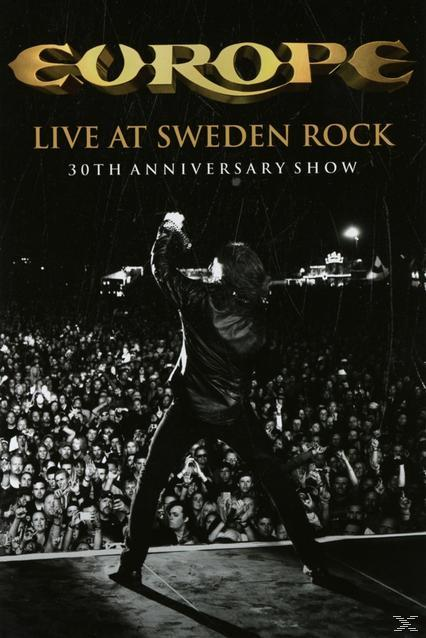 Live-Konzertfoto. Sänger auf der Bühne, Publikum im Hintergrund. Titel: EUROPE LIVE AT SWEDEN ROCK.