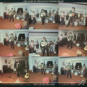 Talking Heads Albumcover. Foto von Bandmitgliedern in einem Raum. Andere Musiker und Gitarren im Hintergrund.