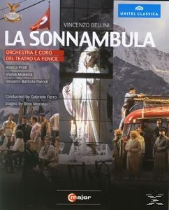 DVD-Cover der Oper 'La Sonnambula' mit Sängern, Orchester und Bühnenbild.
