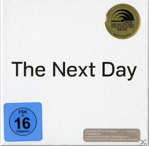 Eine weiße CD-Hülle mit schwarzem Text: The Next Day. Es gibt einen blauen Aufkleber.