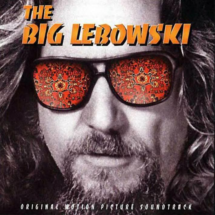 Egy ember közeli képe, napszemüveggel, piros-narancs mintával. A 'The Big Lebowski' szavak.