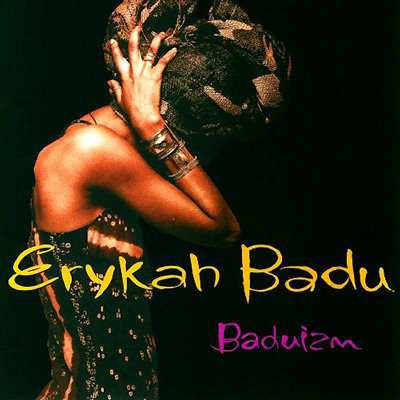 Erykah Badu 'Baduizm' albumának borítója. Egy kendőt viselő nő, ruhában.