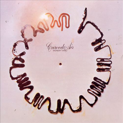 Album borító körkörös dizájnnal. 'Curved Air Midnight Wire' szöveg fehér háttérrel.