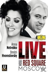Opernsänger Anna Netrebko und Dmitri Hvorostovsky auf einem roten und schwarzen Konzertplakat. Es lautet 'Live from Red Square Moscow'.