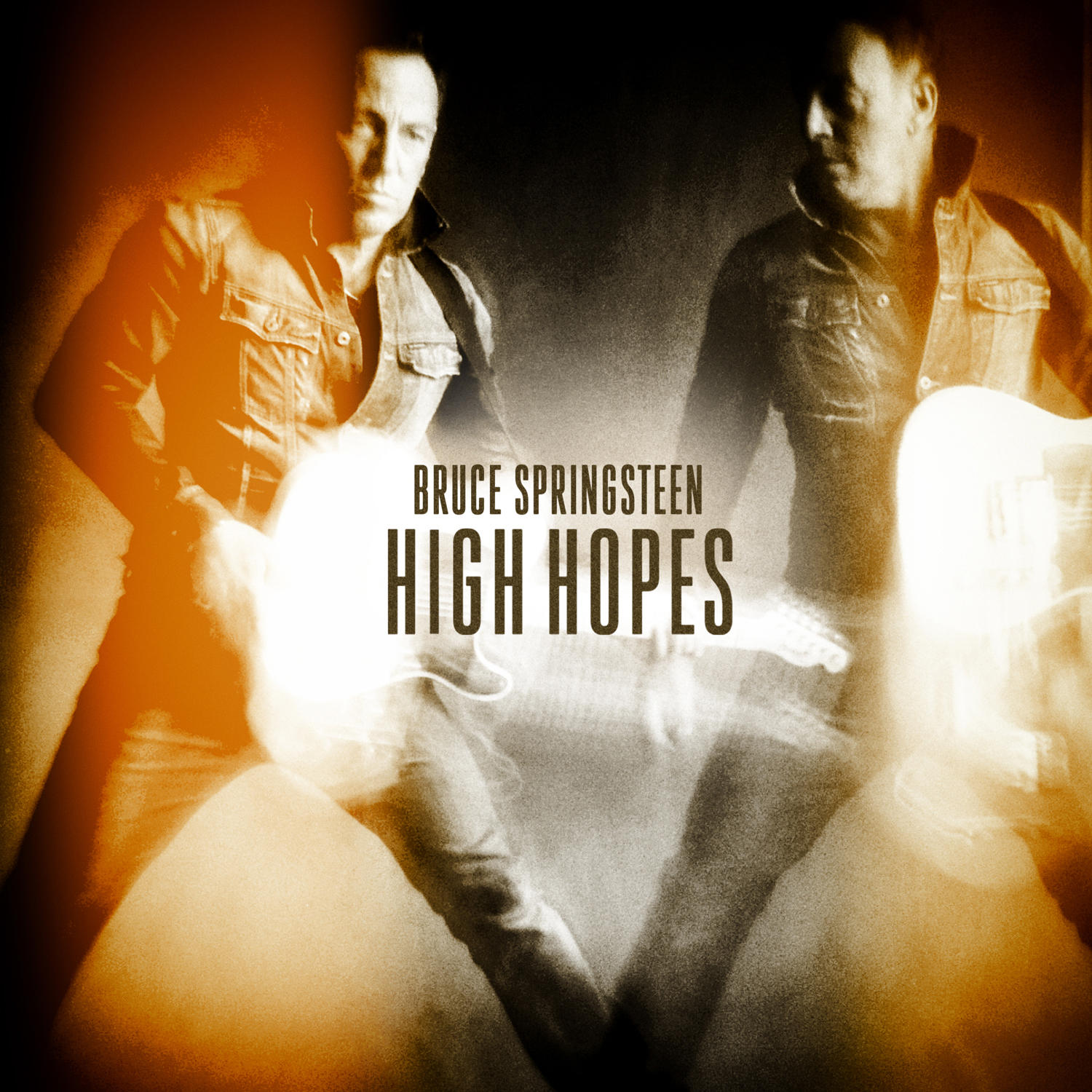 Albumcover mit Bruce Springsteen. Zwei Bilder von ihm mit Gitarre, High Hopes Text und orangefarbener Farbverlauf im Hintergrund.